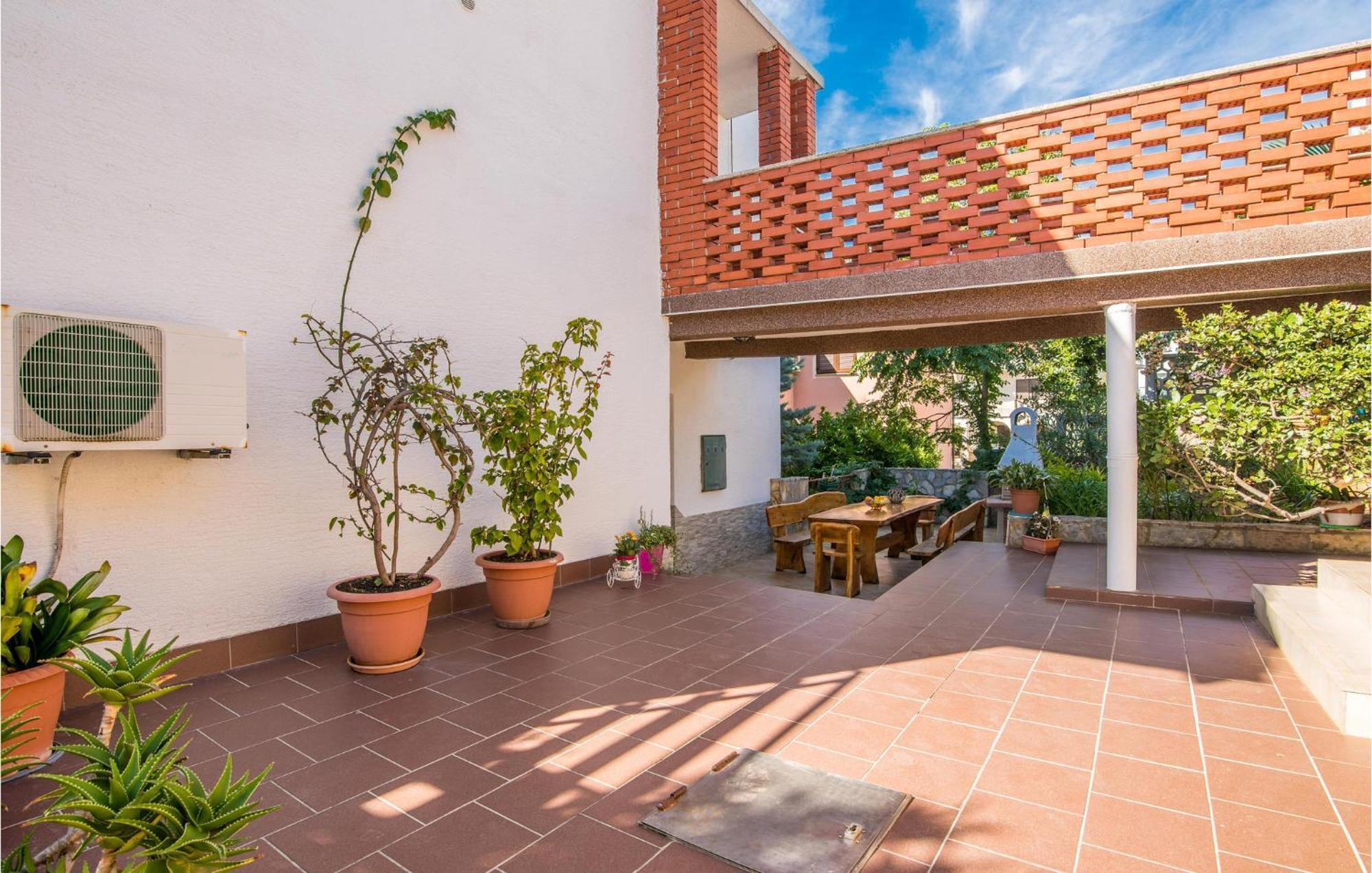 3 Bedroom Nice Apartment In Krk Крк Экстерьер фото